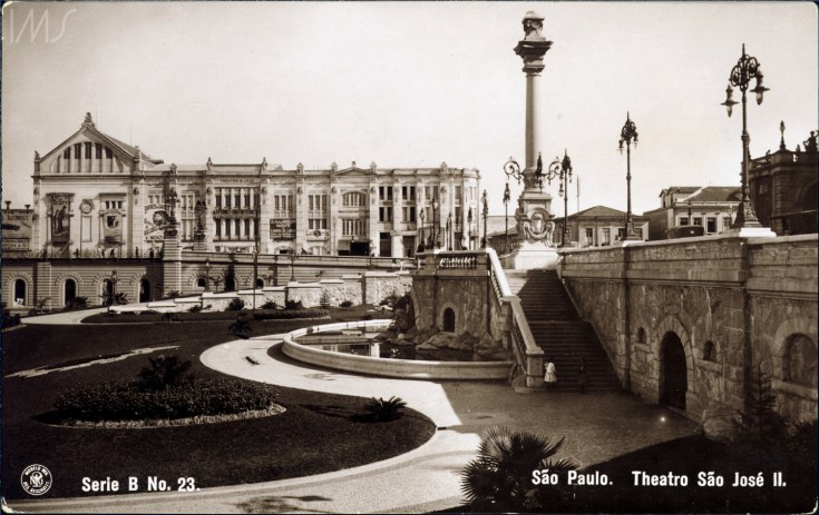 O Teatro São José junto à Praça Ramos de Azevedo, em foto de Guilherme Gaensly.